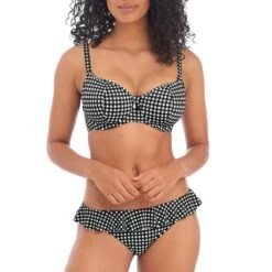 Bas De Bikini Vichy à Volants Check In Monochrome -Luxe Sable Boutique bas de bikini vichy a volants check in monochrome 2