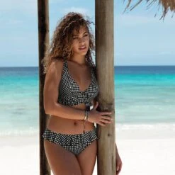 Bas De Bikini Vichy à Volants Check In Monochrome -Luxe Sable Boutique bas de bikini vichy a volants check in monochrome 4